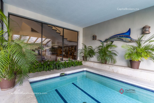 Residencia De Lujo En Venta En Colinas De San Javier, Con Alberca