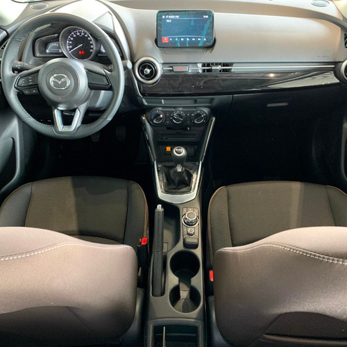 Imagen 3 de 14 de Mazda 2 Sedan Touring Mt Blanco