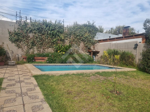 Casa En Venta De 6 Dorm. En Peñalolén