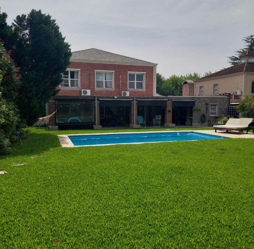 Casa 5 Dormitorios, Jardín, Piscina En Barrio Los Jazmines