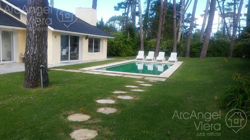 Casa Con Piscina En Playa Mansa - Punta Del Este