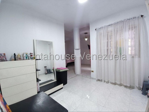 Estupenda ,amplia Y Ventilada Casa De 2 Niveles , En Venta Ubicada En La California Sur 25-17337