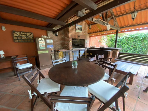 Casa En Muy Buena Ubicación En Playa Mansa , A Tan Solo 100 M Del Mar.- Ref: 4416