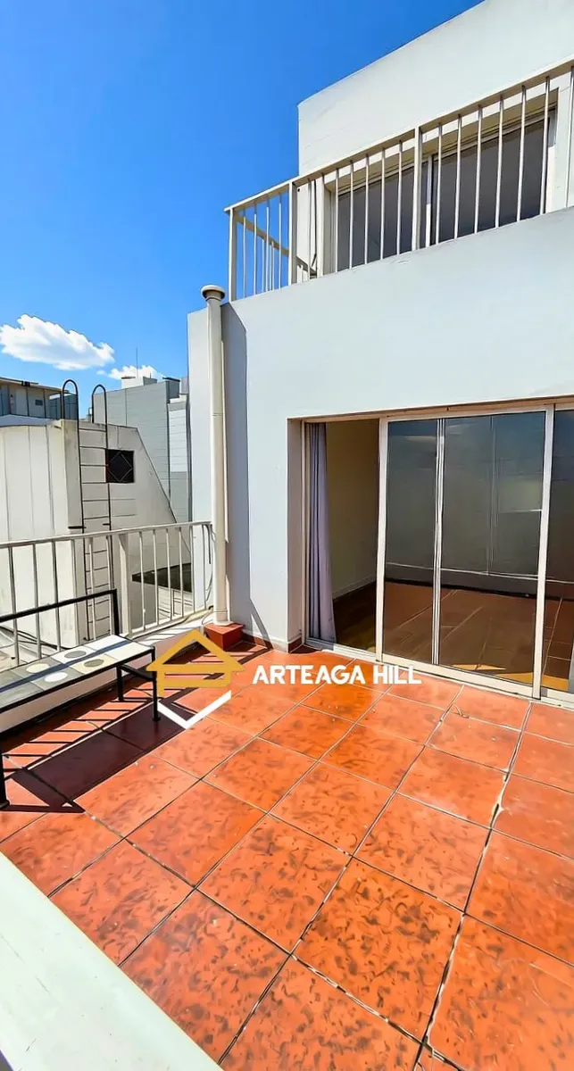 Alquiler | Monoambiente Al Frente En El Centro | Gran Terraza Con Vista Al Mar | Bajos Gastos Comunes Y Barbacoa | Proximo A 18 De Julio | 4 Cuadras De La Rambla · Foto 2
