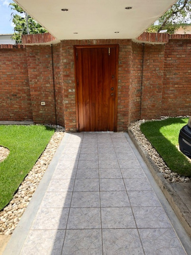 En Venta Bella Casa 563m²t Y 440m² C-5h+4b+1hs+1bs+piscina- T. Club Hipico