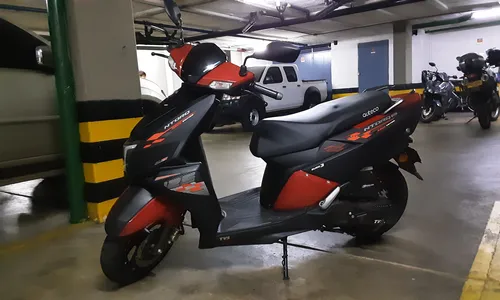 Negra/rojo 125cc, 2022. Conector Usb, Automática, Como Nueva