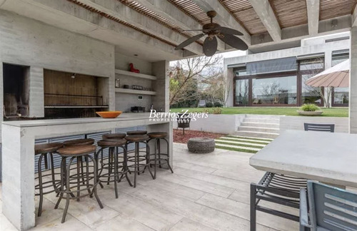 Casa En Venta De 5 Dorm. En Lo Barnechea Valle Escondido