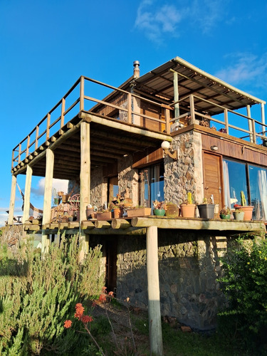 Casa De Piedra, 3 Plantas 2 Decks 3 Dormitorios, 2 Baños.