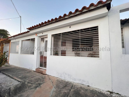 Estupenda Casa En Urb Villas De Aragua, Completamente Construida Sala- Comedor 24-14348 Irrr