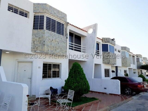 Townhouse En Venta En Cumbres De Maracaibo Edw