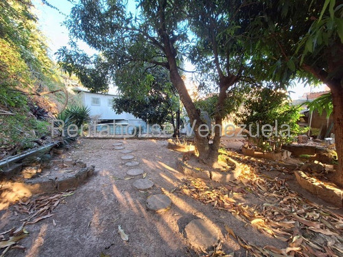 Bella Casa De 2 Pisos ,bien Distribuida En Venta Ubicada En Las Acacias 25-16813