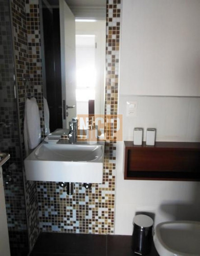 Departamento En Punta Del Este, Torre Cuenta Con Todos Los Servicios.- Ref: 12939