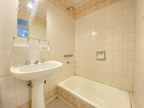 Departamento En El Centro En Venta De 1 Dormitorio Con Balcón Desocupado