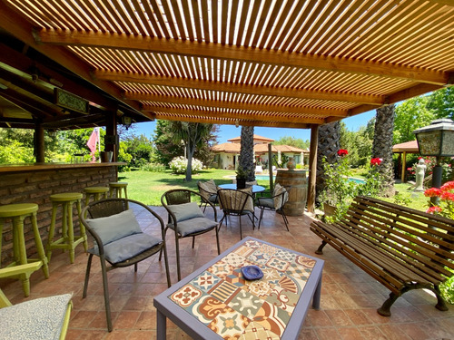 Amplia Casa Con Jardín Formado En Condominio Consolidado