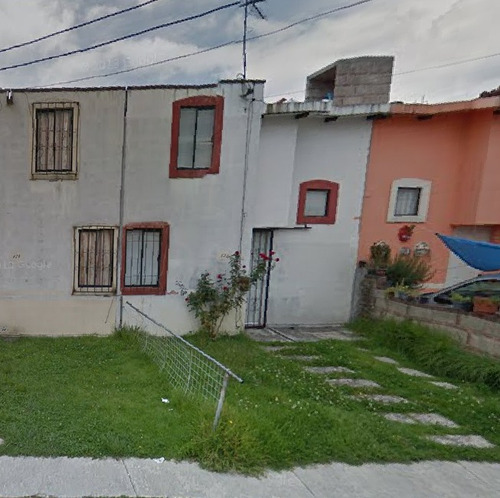 Casa En Venta En Paseos Santin, Toluca, St08