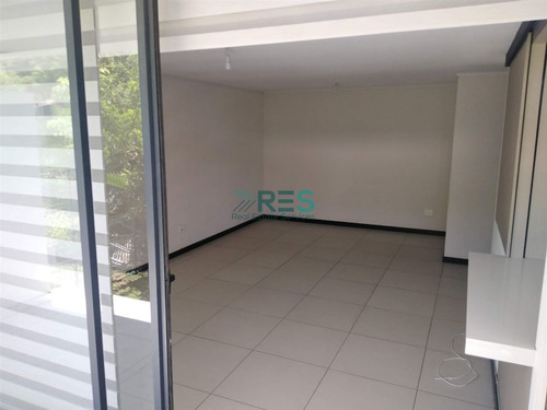 Primer Piso, Patio, 2 Dormitorios, 2 Estacionamientos
