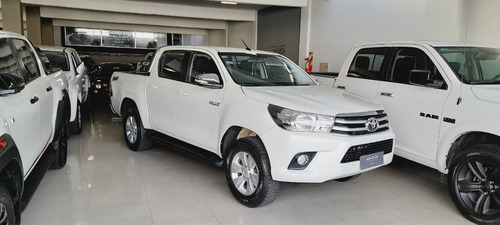 Imagen 2 de 16 de Toyota Hilux 2.8 Cd Srv 177cv 4x4