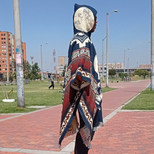 Imagen 2 de 8 de Maxiruana Hombre Lana Alpaca Urbana Con Capota Lobo Liviana