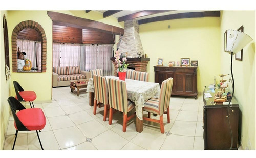 Imagen 8 de 23 de Magnifica Casa En Venta De 5 Ambientes Con Cochera En Remedios De Escalada