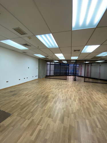 Oficina En Alquiler 127 M2- Urb. El Rosal
