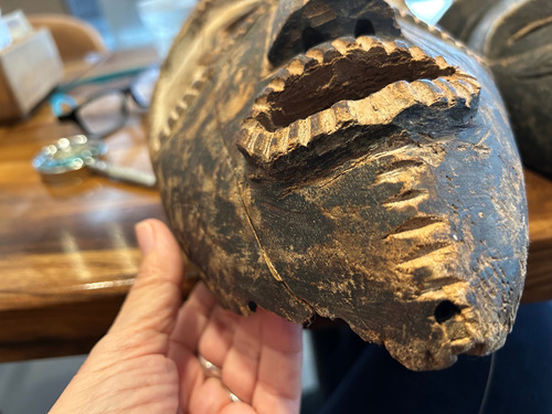 Par De Antiguas Máscaras Tribales Africanas Con Averías Marrón (Usado)