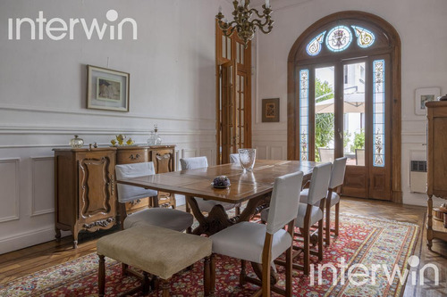 Casa De 8 Amb., Con Piscina Y 3 Cocheras. Belgrano - Venta