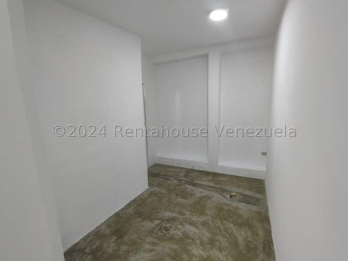 Karen García Alquila Local Comercial De 28 Mts2 A Pie De Calle Al Este De Barquisimeto, Con Un Espacio Ideal Para Establecer Un Negocio De Ventas O De Servicios, Alto Tráfico Vehicular Y Peatonal.
