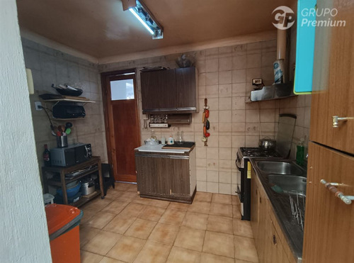 Casa En Venta De 4 Dorm. En La Cisterna