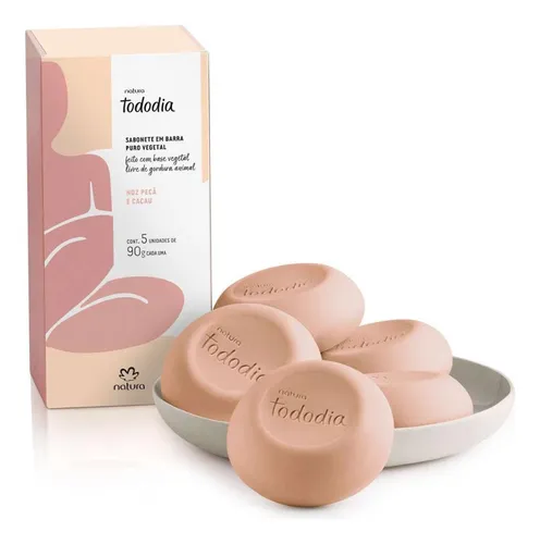 Caixa de sabonete Tododia Noz Pecan e Cacau ao lado de quatro unidades em um prato