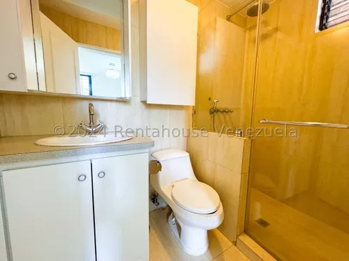 Agp Espectacular Apartamento En Planta Baja, Calle Cerrada Y Vigilancia Privada En Venta En Colinas De La Tahona 25-2354 Ys