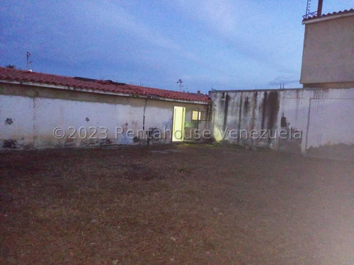 Local Comercial En Venta En Las Mercedes Cabudare Consta De 3 Locales En Uno Con Maravillosa Distribución, Área De Cocina, Oficina Y Un Baño Gabriela C.