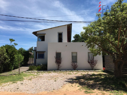 Casa En Altos De Punta Piedra, A Una Cuadra Del Mar.