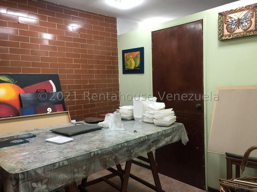 Vendo Local Comercial Santa Paula !!! Bien Ubicado Dentro Del Centro Comercial De La Zona Con Buen Tránsito E Impecable Mantenimiento...!!!!