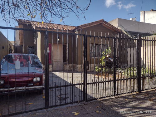 San Martin,  Lourdes, Excelente Casa  Dos Plantas,  4 Amb Mas 2 Amb. En Planta Alta