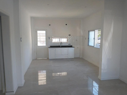 Excelente Casa Con Patio, Terraza Y Cochera. Escucha Oferta.