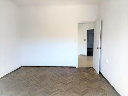 Apartamento 3 Dormitorio, Muy Amplio, Balcón