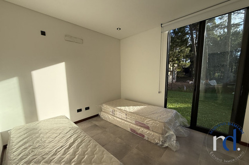 Casa En Venta 3 Dormitorios En Pinamar En Barrio Álamos