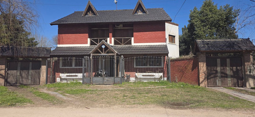 2 Casas Quincho Y Pileta En Barrio El Trebol