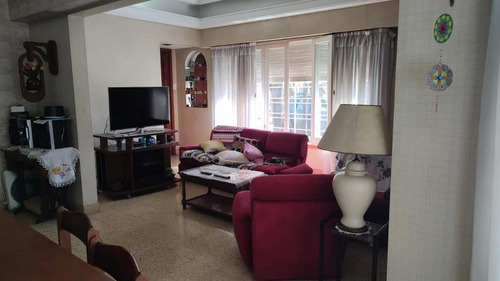 Casa En Venta - 4 Dormitorios 3 Baños - Cocheras - 350mts2 - Quilmes Oeste