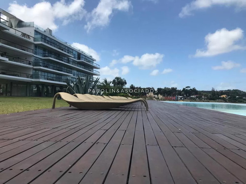 Apartamento En Venta De 3 Dormitorios En Edificio Delamar, Punta Del Este.