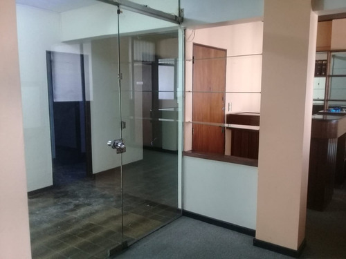 Oficina A La Calle Con 3 Privados En Zona Shopping Los Gallegos.