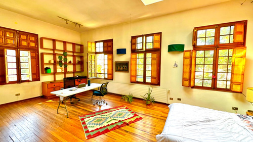 Casa Tres Niveles Barrio Histórico Doble Altura Muy Luminosa