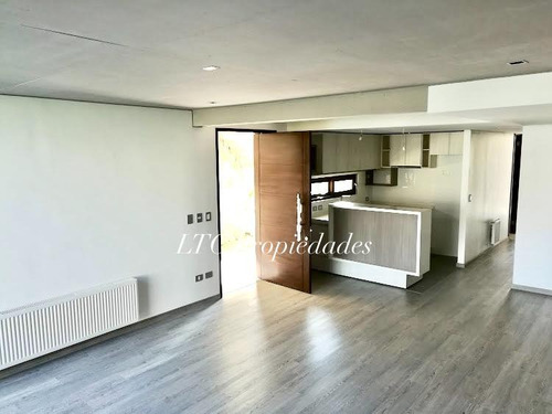 Moderno, Con Patio Privado, Piscina Y Salas En Áreas Comunes