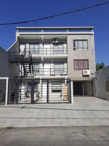 Imagen 1 de 10 de Departamento 2 1/2 Amb - Planta Baja Frente - Con Cochera Y Patio
