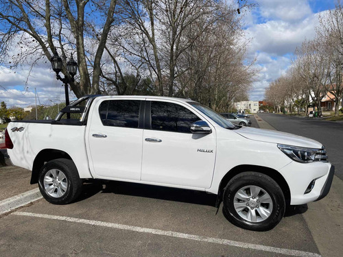 Imagen 3 de 15 de Toyota Hilux 2.8 Cd Srv 177cv 4x4 2017