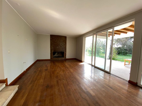 Casa En Venta De 7 Dorm. En Colina