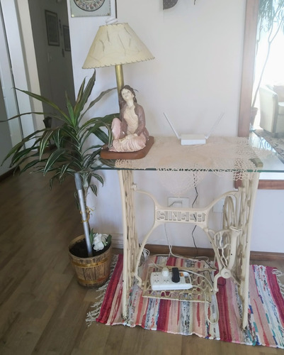 Venta De Excelente Departamento De Dos Dormitorios En Barrio Residencial, Apto Uso Turístico.