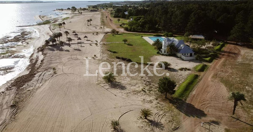 Venta De Lote En Barrio Privado El Faro De Carmelo, 9631 M2 En Primera Fila Frente A La Playa.