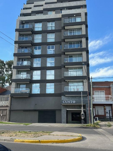 Departamento En Edificio Custo 2 Dormitorios Con Cochera Y Balcon