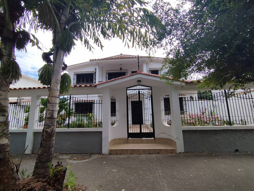 Amplia Casa Con Patio En Avenida De Urb. Valles De Camoruco C-221903  H.h
